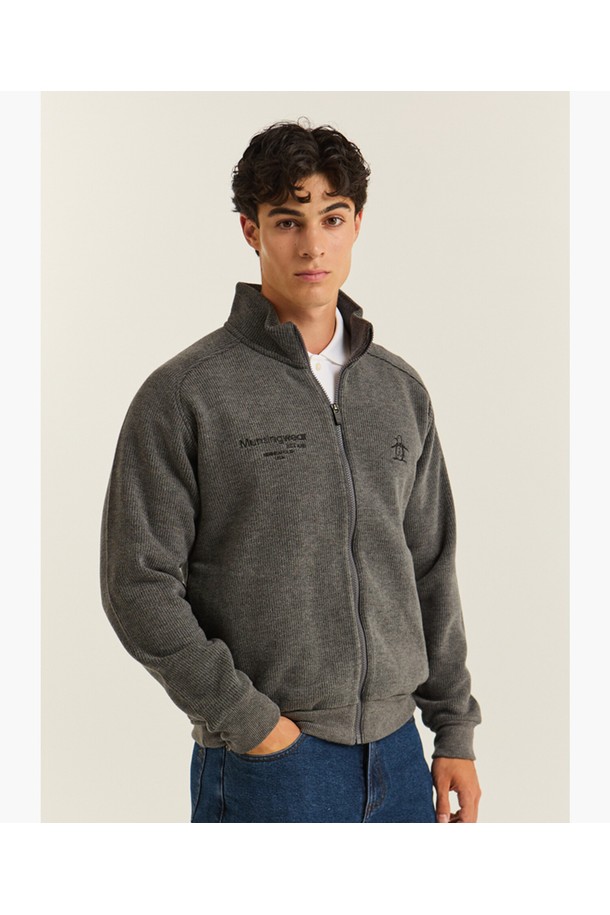 남성 골조직 저지 풀집업 그레이 MQ411MCSO1은 가을, 겨울 시즌에 골프 및 일상용으로 활용하기 좋은 남성용 풀집업입니다. 부드러운 촉감의 아크릴, 모달, 면 혼방 소재로 제작되어 보온성을 제공하며, 레귤러 핏으로 편안한 착용감을 선사합니다. 세련된 골조직 패턴과 베이직한 디자인은 스포티하면서도 미니멀한 스타일을 연출하며, 긴 소매와 두꺼운 두께감으로 추운 날씨에도 따뜻하게 입을 수 있습니다. 집업 네크라인으로 간편하게 착용 가능하며, 골프룩으로도 손색없는 활용도를 자랑합니다.
