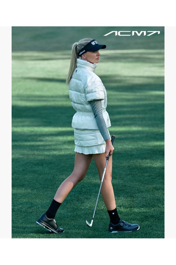 아크먼트(ACMT) 여성 니트 다운 하이브리드 스커트 DQ42WFSKOA는 겨울철 골프 및 일상생활에서 스타일리시하게 착용 가능한 여성용 스커트입니다. 부드러운 촉감의 나일론, 레이온, 폴리에스터 혼방 소재와 오리털 충전재를 사용하여 보온성과 경량성을 동시에 갖췄습니다. 밑단 플리츠 디테일이 스포티하면서도 우아한 분위기를 연출하며, BLKG, IVYG 두 가지 색상으로 제공됩니다. 하이브리드 디자인으로 활동성을 높였으며, 추운 날씨에도 따뜻하고 편안하게 골프룩을 완성할 수 있습니다.
