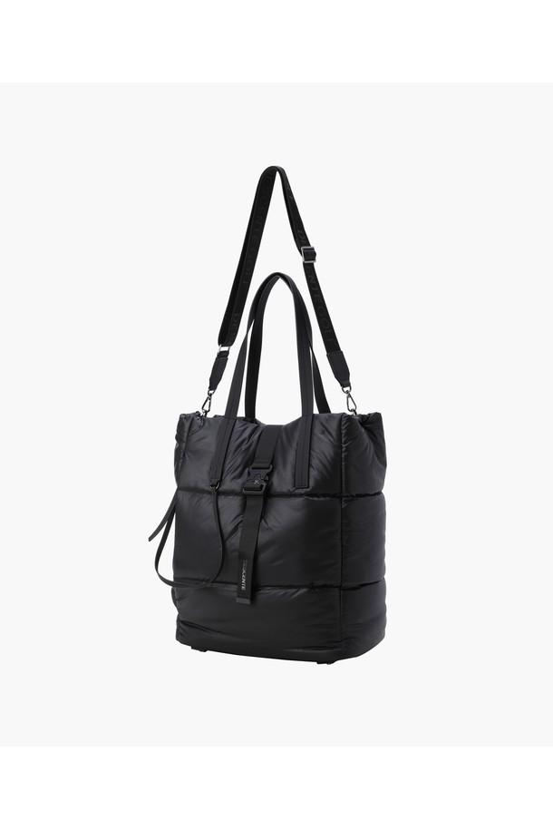 여성 패딩 사이드백 DQ42WFBGO1은 미디엄 사이즈의 블랙 컬러 사이드백입니다. 폴리에스터와 합성가죽 소재로 제작되었으며, 가볍고 풍성한 볼륨감의 패딩 디자인이 특징입니다. 숄더백과 크로스백으로 활용 가능하며, 지퍼형 잠금 방식으로 소지품을 안전하게 보관할 수 있습니다. 미니멀, 캐주얼, 시크 스타일을 추구하는 분들께 출근룩으로 추천합니다. 일상생활에서 실용적으로 사용할 수 있는 가방입니다.
