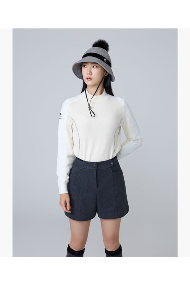 여성 하이브리드 방풍 풀오버 DQ42WFKPOK는 골프 및 일상 활동에 적합한 스포티 스타일의 겨울용 풀오버입니다. 부드러운 촉감의 울, 나일론, 폴리에스터 혼방 소재로 제작되었으며, 하이넥과 긴소매, 레귤러핏 디자인을 갖췄습니다. 무지 패턴에 방풍 안감을 적용하여 보온성을 높였으며, 하이브리드 디자인과 다른 조직 디테일로 퍼포먼스 외관을 강조했습니다. 두꺼운 두께감으로 추운 날씨에도 따뜻하게 착용할 수 있습니다.
색상은 BLKG, IVYG 두 가지로 출시되었습니다.
