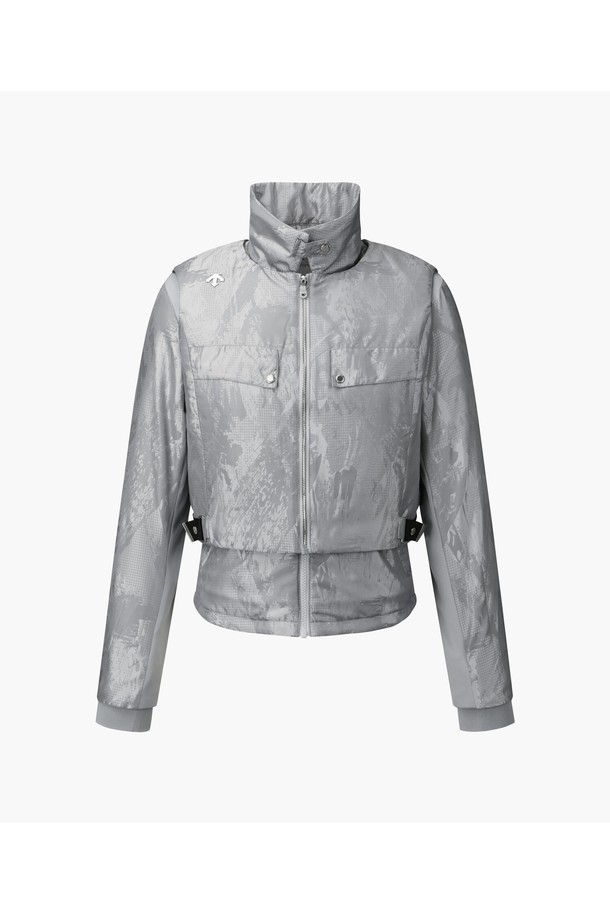 **아크먼트(ACMT) 여성 3IN1 패딩 점퍼 DQ41WFDJO3**

아크먼트(ACMT) 여성 3IN1 패딩 점퍼는 겨울철 골프 및 일상생활에서 스포티한 스타일을 연출할 수 있는 여성용 패딩 점퍼입니다. 자카드 패턴의 디자인과 레귤러핏으로 편안한 착용감을 제공하며, 두꺼운 두께감으로 보온성을 높였습니다. 프리마로프트 충전재와 발열 안감, 저지 소재를 활용하여 기능성을 더했으며, 집업 스타일로 간편하게 착용할 수 있습니다. 긴 소매 기장의 크롭 스타일 아우터로, 추운 날씨에도 따뜻하고 스타일리시하게 코디할 수 있습니다.
