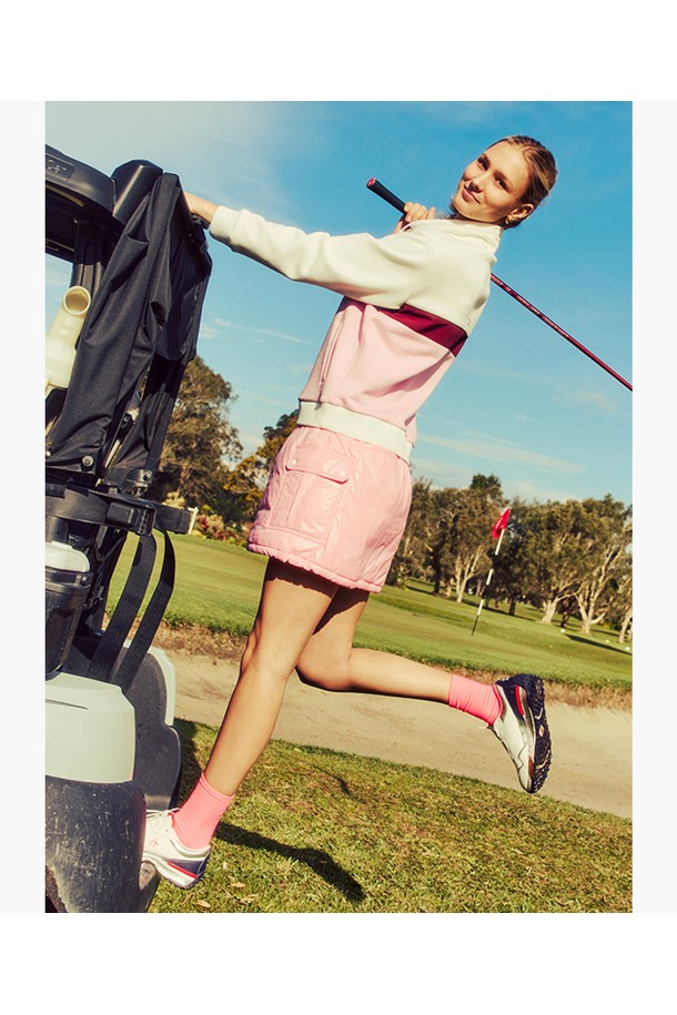 여성 푸퍼 셋업 스커트 라이트핑크 MQ422PSKO1은 겨울철 골프 및 스포츠 활동에 적합한 스포티 스타일의 푸퍼 스커트입니다. 라이트핑크 색상에 A라인 핏으로 여성스러운 실루엣을 연출하며, 부드러운 촉감의 나일론, 폴리에스터, 오리솜털, 오리깃털 혼방 소재로 제작되어 보온성을 높였습니다. 두꺼운 두께감의 패딩 안감과 밴딩, 투웨이 지퍼 디테일로 편안함과 활동성을 더했습니다. 미니멀하고 캐주얼한 디자인으로 다양한 골프룩에 활용하기 좋습니다.

