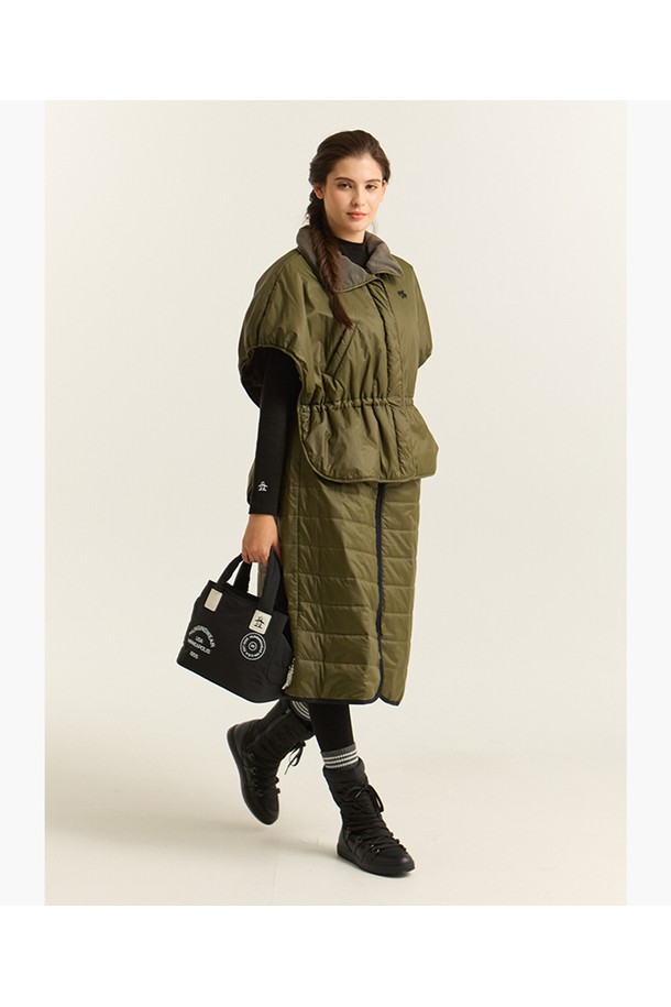 여성 패딩 랩 스커트 MQ422LSKN2는 겨울철 골프 및 스포츠 활동에 적합한 방한용 패딩 스커트입니다. 부드러운 촉감의 나일론과 폴리에스터 혼방 소재로 제작되었으며, 랩 스타일의 레귤러핏으로 편안한 착용감을 제공합니다. 퀼팅 디자인과 두꺼운 두께감으로 보온성을 높였으며, 카키 컬러의 무지 패턴으로 스포티하면서도 미니멀한 스타일을 연출합니다. 골프룩으로 활용하기 좋으며, 다양한 상의와 매치하여 개성 있는 스타일을 완성할 수 있습니다. 안감은 폴리에스터를 사용하여 활동성을 더했습니다.
