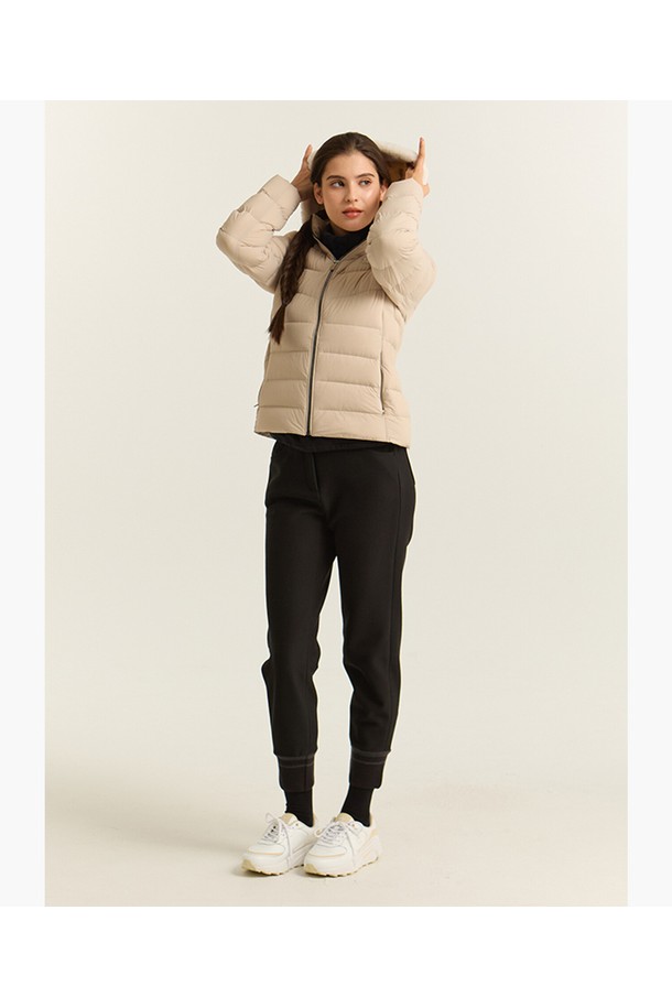 여성 밍크 기모 조거 팬츠 블랙 MQ422LPTN2는 부드러운 촉감과 따뜻함을 선사하는 겨울철 필수 아이템입니다. 밍크와 기모 안감으로 보온성을 높였으며, 폴리에스터, 면, 폴리우레탄 혼방 소재로 제작되어 편안한 착용감을 제공합니다. 스포티하면서도 캐주얼한 스타일로, 골프, 일상 등 다양한 TPO에 활용 가능합니다. 허리 밴딩과 밑단 리브 디테일로 활동성을 더했으며, 릴랙스핏 조거 팬츠 디자인으로 편안한 핏을 연출합니다. 무지 디자인의 블랙 컬러로 어떤 상의와도 쉽게 매치할 수 있어 활용도가 높습니다.
