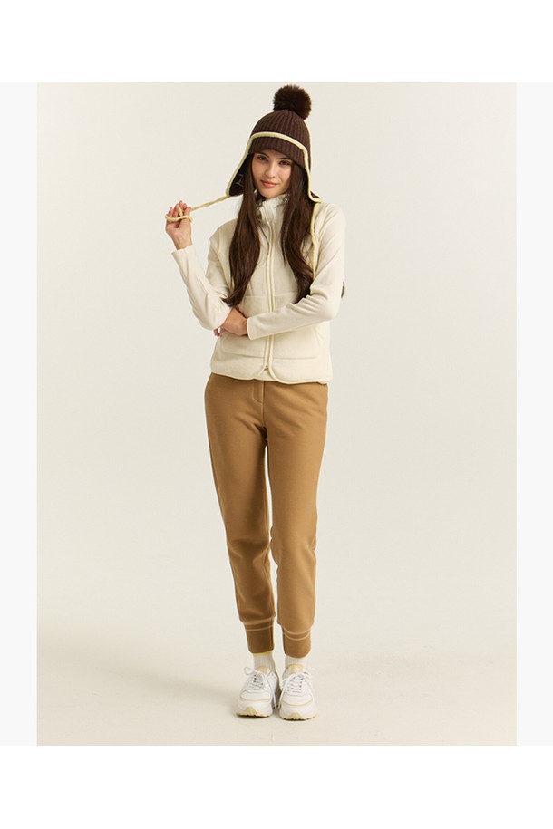 여성 밍크 기모 조거 팬츠 베이지 MQ422LPTN2는 겨울철 스포티, 캐주얼 스타일을 연출하기 좋은 긴 기장의 조거 팬츠입니다. 부드러운 촉감의 폴리에스터, 면, 폴리우레탄, 밍크 혼방 소재로 제작되었으며, 안감에 기모 처리가 되어 포근함을 더합니다. 릴랙스 핏과 밑단 시보리, 밴딩 허리 디자인으로 편안한 착용감을 제공하며, 베이지 컬러의 무지 디자인으로 다양한 상의와 매치하기 용이합니다. 골프룩은 물론, 일상에서도 폭넓게 활용할 수 있는 실용적인 아이템입니다.
