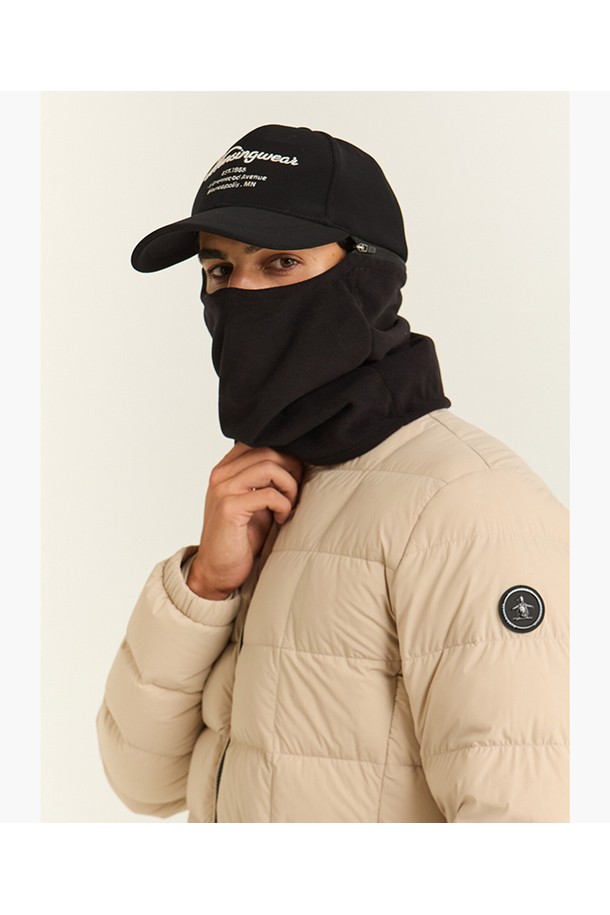 남성 방한 디태쳐블 풀오버 캡 MQ421MCPN1는 겨울철 골프룩을 위한 필수 아이템입니다. 블랙(BLCK) 컬러의 무지 디자인으로 미니멀하고 클래식한 스타일을 연출합니다. 폴리에스터와 폴리우레탄 혼방 소재로 제작되어 방한 기능성을 갖추었습니다. 7.5cm 너비의 챙과 탈부착 가능한 디자인은 실용성을 더하며, 추운 날씨에도 따뜻하고 편안하게 착용할 수 있습니다.
