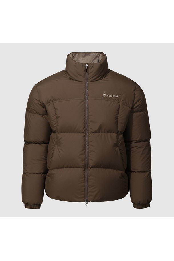 유니 노바 2.0 루즈핏 숏다운 재킷 - 브라운 QQ423LDJO3는 캐주얼, 스포티 무드를 연출하는 남녀공용 숏 다운 재킷입니다. 넉넉한 루즈핏으로 편안한 착용감을 선사하며, 겨울철 일상에서 따뜻하게 입을 수 있습니다. 부드러운 폴리에스테르 소재와 두꺼운 두께감으로 보온성을 높였으며, 오리 솜털 80%와 오리 깃털 20%의 충전재를 사용하여 가볍고 따뜻합니다. 집업 스타일로 간편하게 입고 벗을 수 있으며, 캠핑룩, 산책룩 등 다양한 TPO에 활용 가능합니다. 브라운, 블랙, 화이트그레이 세 가지 색상으로 출시되었습니다.
