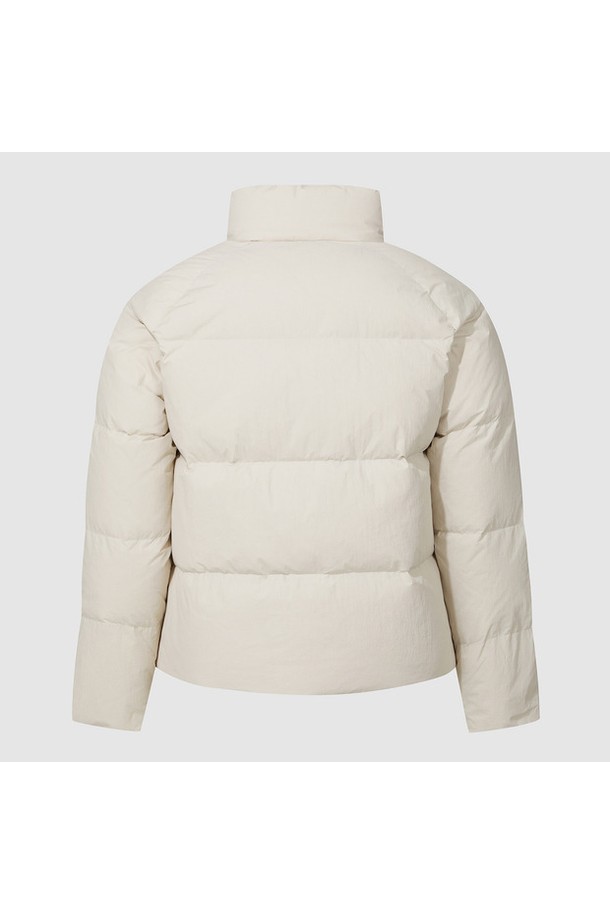 유니 선데이 루즈핏 숏다운 재킷 - 베이지 QQ423LDJO2는 남녀공용으로 착용 가능한 캐주얼 스타일의 겨울용 숏다운 재킷입니다. 부드러운 촉감의 나일론 소재와 두꺼운 두께감으로 보온성을 높였으며, 루즈핏 디자인으로 편안한 착용감을 선사합니다. 무지 패턴의 베이지, 블랙 두 가지 색상으로 출시되었으며, 집업 여밈 방식과 긴 소매 기장으로 디자인되었습니다. 충전재는 오리 솜털 80%, 오리 깃털 20%로 구성되어 뛰어난 보온성을 자랑하며, 안감은 폴리에스터를 사용했습니다.
