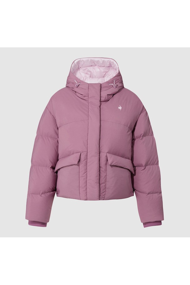 여성 네쥬 루즈핏 후드 다운 재킷 - 퍼플 QQ422ODJO3는 겨울철 따뜻함과 스타일을 책임지는 필수 아이템입니다. 부드러운 촉감의 나일론과 폴리에스터 혼방 소재에 오리솜털 80%, 오리깃털 20% 충전재를 사용하여 보온성을 극대화했습니다. 캐주얼하고 미니멀한 스타일의 루즈핏 디자인으로 편안한 착용감을 선사하며, 후드 스타일과 긴 소매가 특징입니다. 퍼플 컬러의 무지 디자인으로 다양한 룩에 매치하기 용이하며, 집업 여밈 방식으로 간편하게 착용할 수 있습니다. 두꺼운 두께감으로 추운 날씨에도 따뜻하게 몸을 보호해 줍니다.
