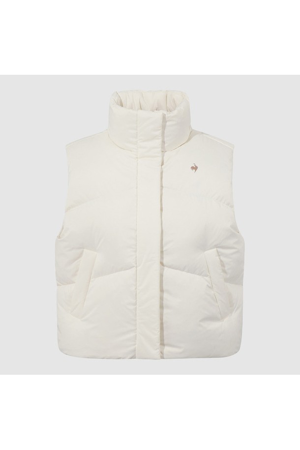 여성 네쥬 루즈핏 다운 베스트 - 아이보리 QQ422ODVO3는 부드러운 촉감의 나일론과 폴리에스터 혼방 소재로 제작된 겨울철 필수 아이템입니다. 루즈핏 디자인과 집업 여밈 방식으로 편안한 착용감을 선사하며, 캐주얼 및 베이직 스타일 연출에 용이합니다. 오리솜털 80%, 오리깃털 20% 충전재로 뛰어난 보온성을 자랑하며, 아이보리, 블랙, 화이트옐로우 3가지 컬러로 출시되었습니다. 레귤러 기장으로 다양한 하의와 매치하기 좋으며, 무지 디자인으로 어떤 스타일에도 잘 어울립니다. 
