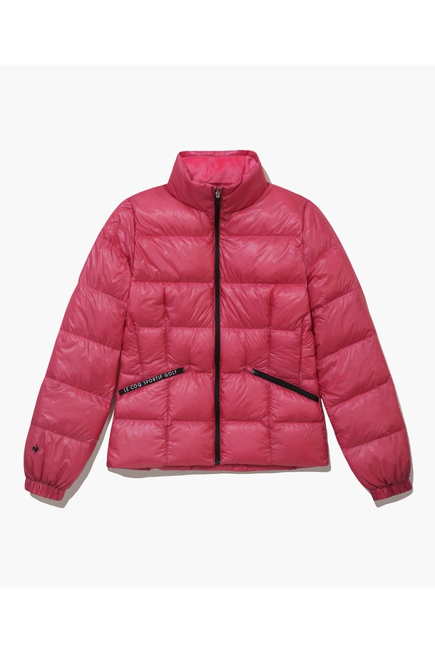 여성 경량 구스 다운 점퍼 _HPNK GQ422LDJO1은 겨울철 골프 및 일상생활에서 스타일리시하게 착용 가능한 아우터입니다. 핫핑크, 블랙, 크림 세 가지 색상으로 출시되었으며, 스포티와 캐주얼 무드를 동시에 연출할 수 있습니다. 경량 나일론 소재와 구스다운 충전재(90:10)를 사용하여 가볍고 따뜻하며 부드러운 촉감을 선사합니다. 크롭 기장의 숏패딩으로 레귤러핏을 제공하며, 지퍼형 여밈 방식으로 간편하게 착용 가능합니다. 무지 디자인에 긴 소매로 미니멀한 스타일을 완성합니다.
