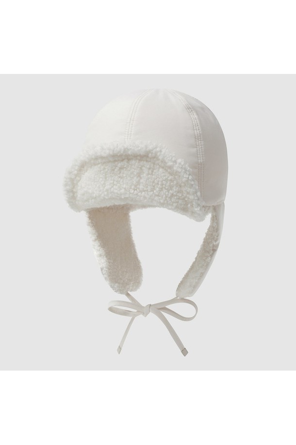 포근함을 선사하는 리버시블(Reversible) 방한 고소모 - 아이보리 QQ423ACPO1입니다. 부드러운 폴리에스터 소재로 제작되어 깊은 모자 깊이와 귀덮개로 뛰어난 보온성을 제공합니다. 겨울철 추위 속에서도 따뜻하고 포근하게 산책룩을 연출할 수 있습니다. 무지 디자인에 아이보리, 베이지, 블랙 세 가지 색상으로 출시되어 캐주얼, 미니멀, 클래식 스타일 모두 소화 가능합니다. 리버시블 디자인으로 다양한 스타일을 연출할 수 있는 실용적인 겨울 필수템입니다.
