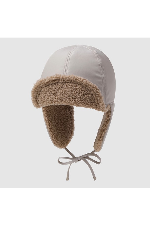 베이직한 디자인의 방한 고소모입니다. 부드러운 촉감의 폴리에스터 소재로 제작되어 겨울철 보온성을 높여줍니다. 깊은 모자 깊이와 6cm 챙 넓이로 안정적인 착용감을 제공하며, 무지 디자인에 퍼 장식이 더해져 포근한 느낌을 줍니다. 리버시블 디자인으로 베이지, 블랙, 아이보리 세 가지 컬러 중 선택하여 다양한 스타일을 연출할 수 있습니다. 귀덮개가 있어 방한 기능까지 갖춘 실용적인 아이템입니다.
