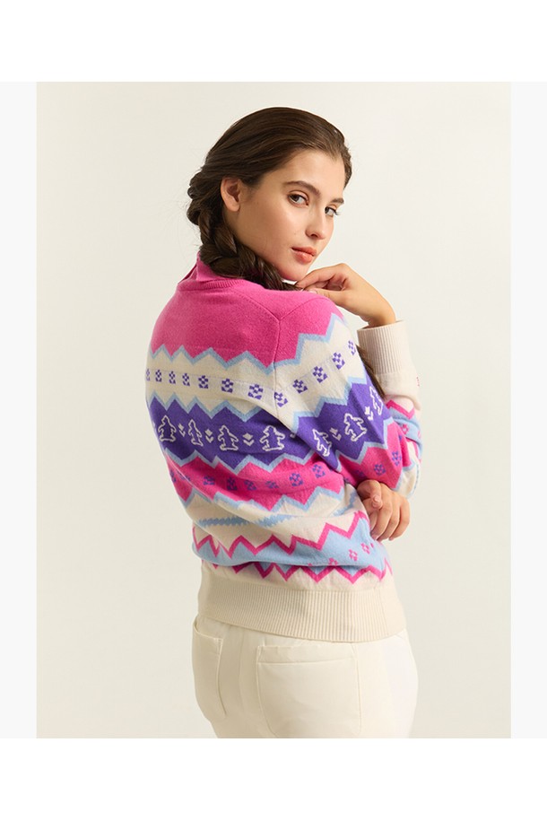 여성 홀리데이 패턴 방풍 스웨터 핑크 MQ422LSWN2는 여성 골프웨어로, 겨울철 캐주얼, 클래식, 미니멀 스타일을 모두 아우르는 매력적인 스웨터입니다. 하프넥 디자인에 두꺼운 두께감으로 따뜻함을 더하며, 부드러운 모 소재와 폴리에스터 안감으로 편안한 착용감을 선사합니다. 핑크, 화이트, 퍼플 색상으로 다채로운 연출이 가능하며, 크롭 기장에 홀리데이 및 노르딕 패턴이 더해져 개성 있는 골프룩을 완성합니다. 긴 소매와 레귤러핏으로 활동성을 높였으며, 방풍 기능으로 추운 날씨에도 쾌적하게 라운딩을 즐길 수 있습니다.
