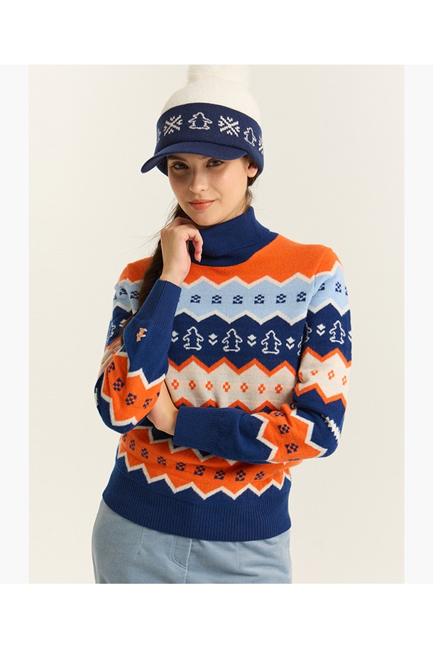 여성 홀리데이 패턴 방풍 스웨터 다크네이비 MQ422LSWN2는 캐주얼, 클래식, 미니멀 스타일을 모두 아우르는 여성 골프웨어입니다. 겨울 시즌에 적합하며, 부드러운 촉감의 모, 폴리에스테르 혼방 소재로 제작되어 따뜻하고 편안한 착용감을 선사합니다. 다크네이비 컬러에 홀리데이 패턴이 더해져 포근한 분위기를 연출하며, 라운드넥과 긴소매 디자인으로 활동성을 높였습니다. 두꺼운 두께감과 방풍 기능, 안감 처리가 되어 있어 겨울철 라운딩 시에도 따뜻하게 몸을 보호해줍니다. 레귤러핏으로 제작되어 편안한 착용감을 제공하며, 일상복으로도 활용 가능합니다.
