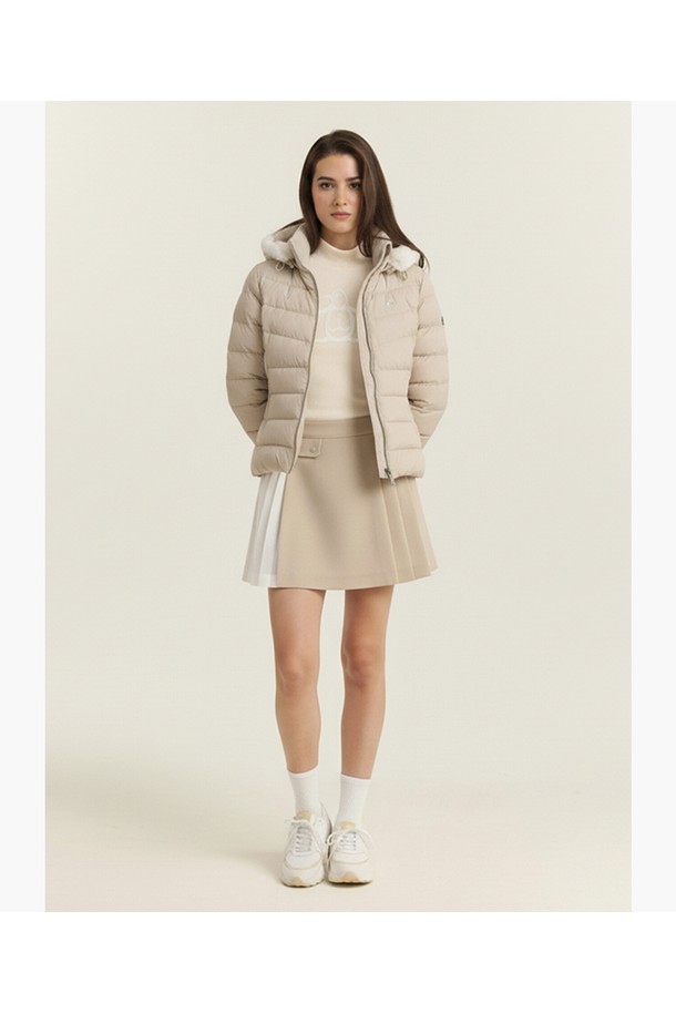 여성 배색 플리츠 스커트 베이지 MQ422LSKO1는 골프 및 일상용으로 활용 가능한 플리츠 스커트입니다. 베이지와 블랙 색상 배색으로 클래식하면서도 스포티한 스타일을 연출합니다. 봄, 여름, 가을 시즌에 적합하며, 얇고 부드러운 폴리에스터, 레이온, 폴리우레탄 혼방 소재로 제작되어 편안한 착용감을 선사합니다. A라인 핏과 허리 밴딩 디테일로 활동성을 높였으며, 레귤러 핏으로 부담 없이 즐겨 입을 수 있습니다. 안감이 있어 비침 걱정 없이 착용 가능합니다.
