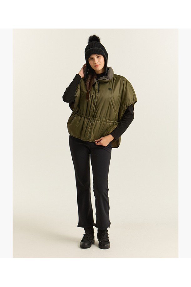 여성용 본딩 기모 부츠컷 팬츠 블랙 MQ422LPTO3입니다. 부드러운 촉감의 폴리에스터, 나일론, 폴리우레탄 혼방 소재로 제작되어 가을, 겨울 시즌에 따뜻하게 착용할 수 있습니다. 안감은 기모 처리되어 보온성을 높였으며, 레귤러핏에 허리 밴딩으로 편안한 착용감을 제공합니다. 무지 디자인에 부츠컷 스타일로, 골프룩, 일상룩 등 다양한 스타일을 연출할 수 있는 베이직한 아이템입니다.
