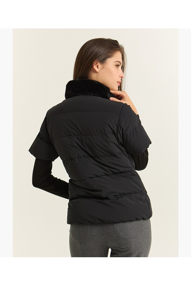 여성 반팔 다운 블랙 MQ422LJPO6는 봄, 가을 시즌에 골프 및 일상용으로 착용하기 좋은 여성 다운 베스트입니다. 블랙과 아이보리 두 가지 색상으로 출시되었으며, 스포티, 캐주얼, 미니멀 스타일을 연출할 수 있습니다. 부드러운 촉감의 나일론, 폴리에스터, 폴리우레탄 혼방 소재로 제작되어 편안한 착용감을 선사하며, 두꺼운 두께감으로 보온성을 높였습니다. 크롭 기장의 레귤러핏 디자인에 집업 여밈 방식으로 간편하게 입고 벗을 수 있으며, 거위 솜털 충전재를 사용하여 뛰어난 보온 기능을 제공합니다. 반소매 디자인으로 활동성을 높인 제품입니다.
