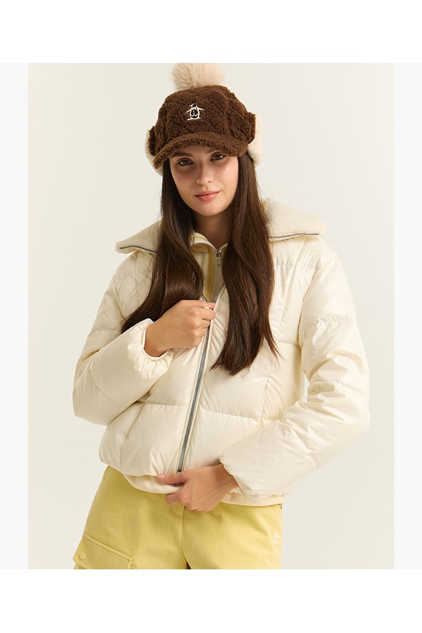 여성 글로시 다운 아우터 아이보리 MQ422LJPN3는 겨울철 골프 및 일상생활에서 스타일리시하게 착용할 수 있는 다운 자켓입니다. 스포티와 캐주얼 무드를 동시에 연출하며, 크롭 기장의 숏패딩으로 세련된 핏을 선사합니다. 부드러운 촉감과 글로시한 광택감이 특징이며, 가볍고 따뜻한 거위털 충전재를 사용하여 보온성을 높였습니다. 넉넉한 수납을 위한 안감 포켓이 있으며, 집업 스타일로 간편하게 착용할 수 있습니다. 
