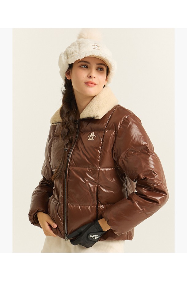 여성스러운 실루엣을 강조하는 브라운 컬러의 'MQ422LJPN3' 여성 글로시 다운 아우터입니다. 겨울 시즌, 골프 또는 일상에서 스포티하고 캐주얼한 스타일을 연출하기 좋습니다. 부드러운 촉감의 무지 디자인에, 보온성과 경량성을 갖춘 두꺼운 소재로 제작되었습니다. 크롭 기장의 숏패딩으로, 집업 스타일과 글로시한 외관, 퍼 카라 디테일이 특징입니다. 긴 소매, 레귤러핏으로 편안하게 착용 가능합니다.
