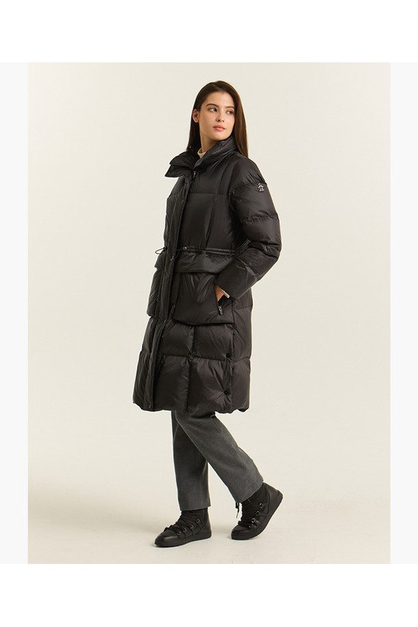 여성 롱 다운 MQ422LJPN1은 겨울철 골프 및 일상 활동에 적합한 블랙 컬러의 롱 다운입니다. 스포티하면서도 미니멀한 스타일로, 레귤러 핏의 긴소매 디자인입니다. 부드러운 촉감의 나일론, 폴리에스터 혼방 소재에 거위 솜털 충전재를 사용하여 보온성과 경량성을 동시에 갖췄습니다. 지퍼형 여밈 방식에 두꺼운 두께감으로 추운 날씨에도 따뜻하게 착용할 수 있으며, 안감은 나일론으로 마감되었습니다. 무지 디자인으로 다양한 스타일 연출이 용이합니다.
