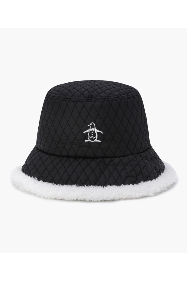 여성 패디드 퀼팅 버킷햇 블랙 MQ422LCPO6는 겨울철 골프 라운딩을 위한 방한 모자입니다. 부드러운 폴리에스터 소재에 퀼팅 디자인과 패딩 디테일로 보온성을 높였습니다. 챙 넓이 7.5cm로 햇빛을 효과적으로 가려주며, 버킷햇 스타일로 클래식하고 미니멀한 골프룩을 연출합니다. 컬러는 블랙과 다크 그린 두 가지이며, 두꺼운 두께감으로 따뜻하게 착용할 수 있습니다.
