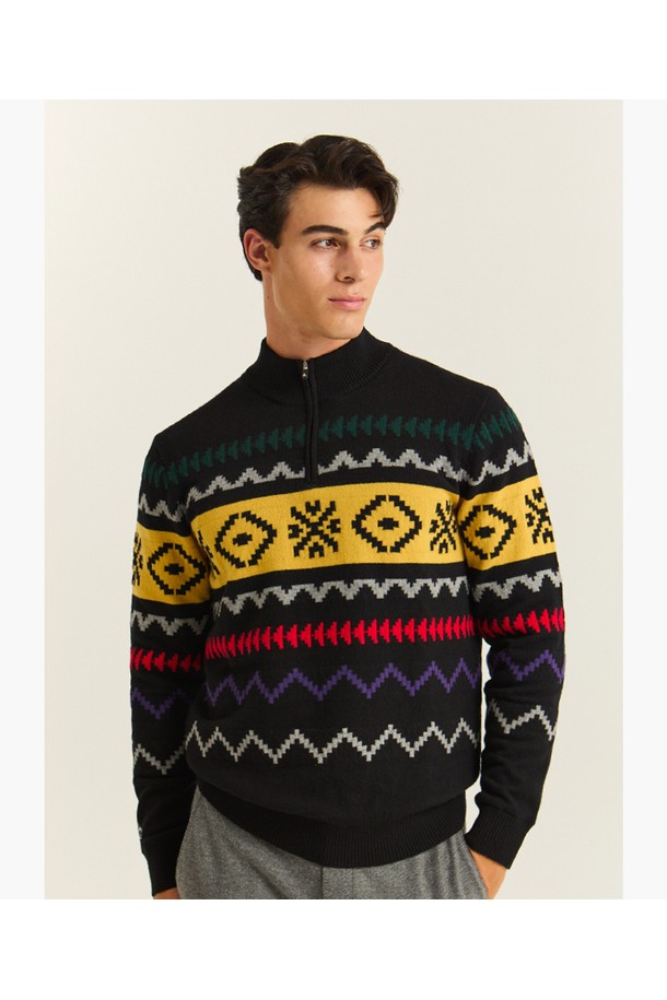 남성 홀리데이 패턴 방풍 스웨터 블랙 MQ421MSWN2는 겨울철 골프 라운딩과 일상에서 모두 활용 가능한 캐주얼 스타일의 스웨터입니다. 부드러운 촉감의 모 소재를 사용하여 편안한 착용감을 제공하며, 방풍 기능을 갖춰 추운 날씨에도 따뜻하게 몸을 보호합니다. 블랙과 멀티컬러 배색의 홀리데이 및 기하학 패턴이 돋보이며, 레귤러 핏과 라운드넥 디자인으로 깔끔한 실루엣을 연출합니다. 긴 소매 기장의 두꺼운 두께감으로 보온성을 높였으며, 골프웨어로도 활용 가능합니다.
