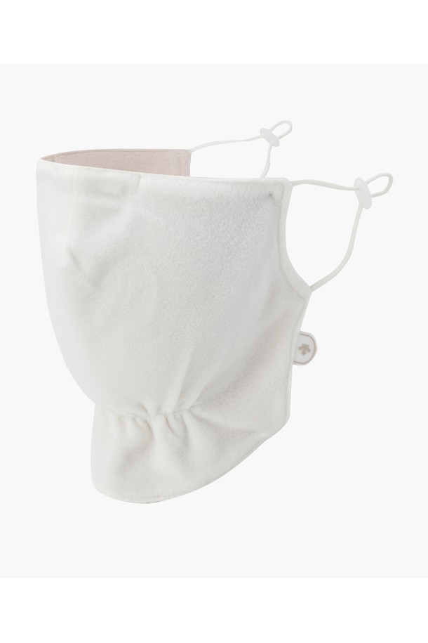 여성 페이스 마스크 DQ42WFWMO2는 추운 겨울철 야외 활동에 적합한 보온 페이스 마스크입니다. 부드러운 촉감의 플리스 소재와 두꺼운 두께로 제작되어 뛰어난 보온성을 제공하며, 코 부분에 와이어가 내장되어 얼굴 형태에 맞게 밀착하여 착용할 수 있습니다. 무지 디자인으로 어떤 의상에도 잘 어울리며, BLKG와 IVYG 두 가지 색상으로 출시되었습니다. 골프, 일상 등 다양한 상황에서 따뜻하고 편안하게 사용할 수 있는 실용적인 아이템입니다. 폴리에스터 소재로 제작되어 관리가 용이합니다.
