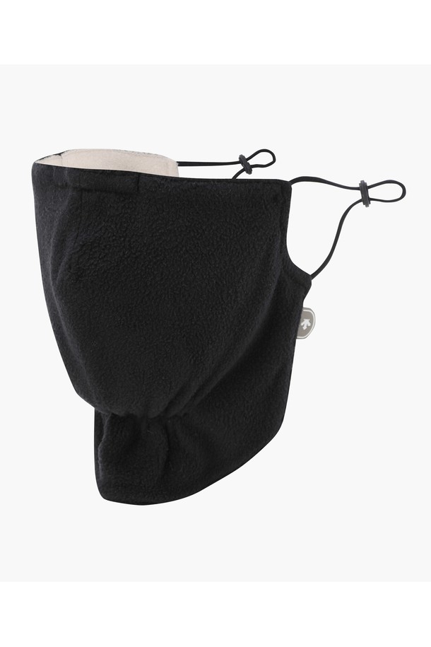 여성 페이스 마스크 DQ42WFWMO2는 추운 겨울철 야외 활동 시 따뜻함과 편안함을 제공하는 골프용 마스크입니다. 부드러운 폴리에스터 플리스 소재를 사용하여 보온성을 높였으며, 코 부분에 와이어를 내장하여 밀착감을 더했습니다. 무지 디자인에 BLKG, IVYG 두 가지 색상으로 출시되어 다양한 의상에 매치하기 용이합니다. 얼굴 전체를 보호하여 찬 바람으로부터 피부를 보호해주며, 두꺼운 두께감으로 뛰어난 보온성을 자랑합니다.
