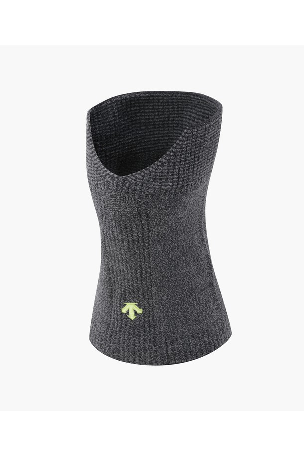 남녀공용 탁텔(Tactel) V넥 워머 DQ42MFWMO4는 겨울철 보온성을 책임지는 필수 아이템입니다. 부드러운 촉감의 탁텔 원단을 사용하여 편안한 착용감을 선사하며, 두꺼운 두께감으로 뛰어난 보온성을 제공합니다. V넥 디자인과 U자 라인, 심플한 디자인으로 미니멀, 캐주얼, 클래식 스타일의 겨울 데일리룩, 산책룩, 집콕룩에 다양하게 활용할 수 있습니다. 남성 및 여성 모두 착용 가능하며, BLKG, CHAG, IVYG, MLGG 4가지 색상으로 출시되어 취향에 맞게 선택할 수 있습니다.
