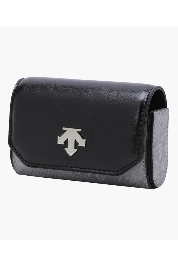 아크먼트(ACMT) 공용 거리측정기 케이스 DQ32MFET82는 골프 활동에 최적화된 스몰 사이즈의 케이스입니다. 폴리에스터, 나일론, 합성가죽 소재로 제작되어 튼튼하며, BLKG와 LGYG 두 가지 색상으로 출시되었습니다. 히든 자석 잠금 방식으로 간편하게 여닫을 수 있으며, 벨트 부착이 가능하여 편리하게 휴대할 수 있습니다. 패턴 디자인과 사각형 모양으로 세련된 외관을 자랑하며, 한 손으로도 쉽게 개폐할 수 있어 사용성이 뛰어납니다. 골프 거리측정기를 안전하게 보관하고 스타일리시하게 연출해 보세요.
