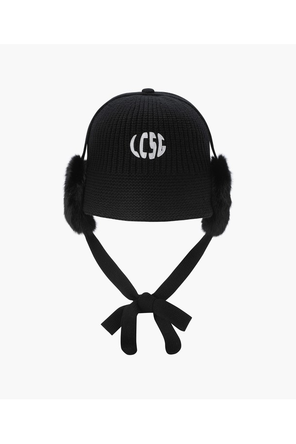 여성 니트 귀달이 버킷햇 (2WAY) _BLCK GQ422LCPN1은 보온성을 높여주는 겨울 모자입니다. 울, 나일론, 폴리에스터 혼방 소재로 제작되었으며, 챙 넓이는 7.5cm입니다. 귀달이 디자인과 탈부착 기능을 갖춰 다양한 스타일 연출이 가능하며, 클래식하고 미니멀한 골프룩에 잘 어울립니다. BLCK(블랙)과 CREM(크림) 두 가지 색상으로 출시되었습니다.
