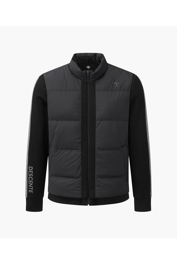 남성 니트 하이브리드 점퍼 DP42MFKOOA는 겨울철 골프 및 일상생활에서 스포티하고 캐주얼한 스타일을 연출할 수 있는 남성용 아우터입니다. 두꺼운 두께감과 부드러운 촉감의 이 점퍼는 나일론, 레이온, 폴리에스터, 폴리우레탄을 혼방한 주요 소재를 사용하여 편안한 착용감을 제공합니다. 레귤러핏으로 제작되었으며, 긴 소매와 집업 스타일로 간편하게 착용할 수 있습니다. 안감과 충전재(오리솜털, 오리깃털)가 있어 보온성과 경량성을 동시에 갖추었습니다. 무지 디자인에 BLKG, LGYG 색상으로 출시되어 미니멀한 스타일을 선호하는 분들께 적합합니다.
