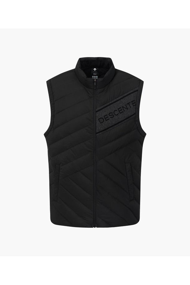 남성용 경량 튜브 다운 베스트 DP32MFDV9A는 겨울철 골프 및 일상생활에서 스타일리시하게 착용하기 좋은 제품입니다. 블랙 컬러의 무지 디자인에 레귤러핏으로 제작되어 미니멀하면서도 스포티한 무드를 연출합니다. 겉감은 폴리에스터와 레이온 혼방으로 부드러운 촉감을 제공하며, 두꺼운 두께감으로 뛰어난 보온성을 자랑합니다. 민소매 디자인으로 활동성을 높였으며, 집업 방식으로 간편하게 착용할 수 있습니다. 솜털 80%, 깃털 20%의 오리털 충전재를 사용하여 가볍고 따뜻하게 몸을 감싸줍니다.
