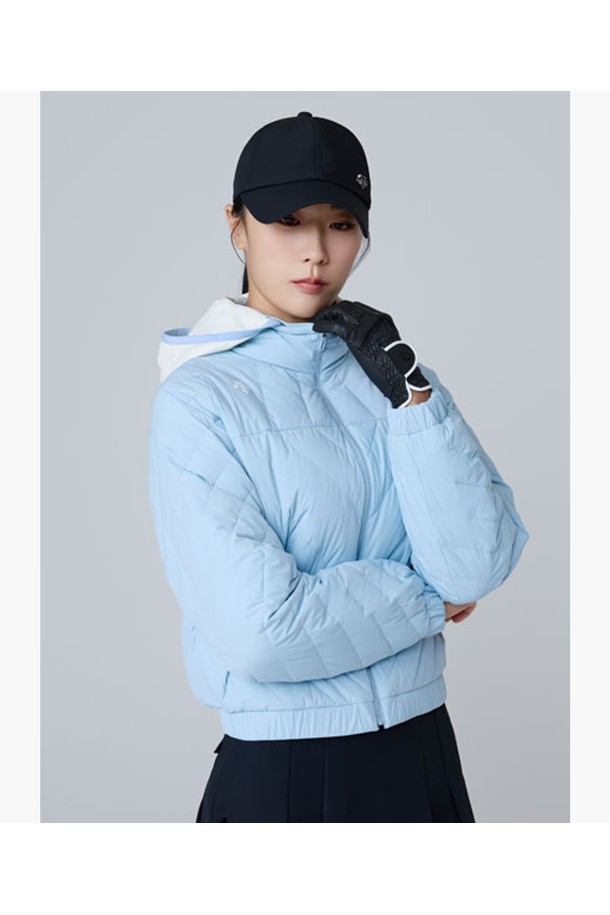 여성 스윙 스피릿 다운 점퍼 DQ42WFDJO5는 겨울철 골프 및 일상생활에서 스포티하고 미니멀한 스타일을 연출할 수 있는 다운 점퍼입니다. 부드러운 촉감의 나일론, 폴리우레탄, 폴리에스터, 거위솜털, 거위깃털 혼방 소재로 제작되어 보온성과 신축성을 제공합니다. 탈부착 가능한 후드와 넥라인 스트링, 등판 스피릿 디테일이 특징이며, 레귤러핏과 긴소매 기장으로 편안한 착용감을 선사합니다. 무지 디자인에 BWTG, LBLG 두 가지 컬러 옵션으로 출시되었습니다. 두꺼운 두께감으로 추운 날씨에도 따뜻하게 몸을 보호해 줍니다.
