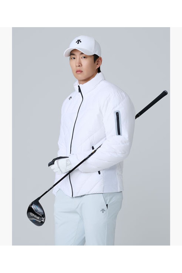 남성 스윙 스피릿 다운 점퍼 DQ42MFDJO7는 겨울철 골프 및 일상 활동에 적합한 남성용 다운 점퍼입니다. BWTG, KHAG 두 가지 색상으로 제공되며, 스포티한 스타일을 연출합니다. 신축성이 뛰어난 스트레치 원단과 보온성을 갖춘 두꺼운 다운 충전재를 사용하여 추운 날씨에도 따뜻하고 편안하게 착용할 수 있습니다. 레귤러핏으로 제작되었으며, 밑단 안쪽 밴드와 등판 스피릿 디테일이 돋보입니다. 집업 방식에 긴 소매 기장으로 활동성을 높였으며, 방풍 기능까지 더해져 최적의 골프룩을 완성합니다.
