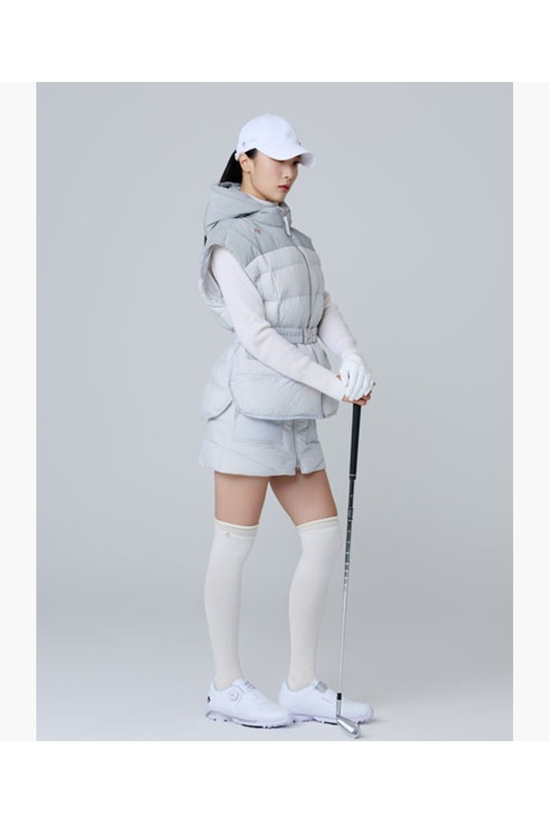 여성 A라인 다운 스커트 DQ42WFSKOC는 겨울철 라운딩과 일상에서 모두 활용 가능한 다운 스커트입니다. 부드러운 촉감의 나일론, 폴리에스터 혼방 소재에 오리솜털과 오리깃털 충전재를 사용하여 보온성과 경량성을 동시에 잡았습니다. A라인 핏으로 다리 라인을 더욱 슬림하게 연출하며, 지퍼형 여밈 방식으로 편안하게 착용할 수 있습니다. 무지 디자인에 블랙(BLKG), 라이트 그레이 옐로우(LGYG) 두 가지 컬러로 출시되어 스포티하면서도 미니멀한 스타일을 연출합니다. 모스코비 충전재를 사용하여 보온성을 높였으며, 셋업으로도 활용 가능합니다.
