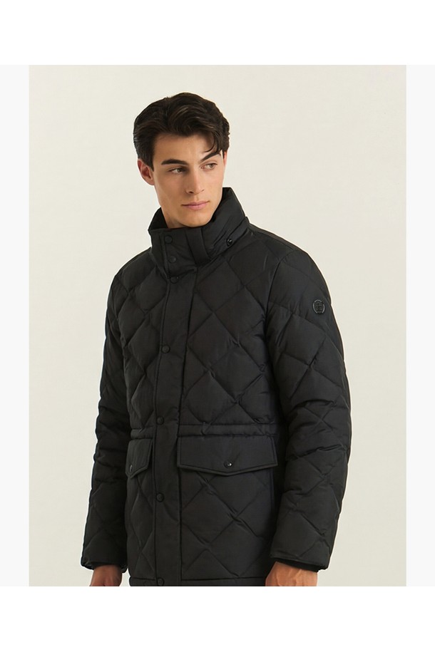 남성 다이아 퀼팅 구스 다운 MQ421MJPN2는 겨울철 골프 및 일상생활에서 스타일리시하게 착용 가능한 다운 재킷입니다. 블랙 컬러의 레귤러핏 디자인으로, 스포티와 캐주얼 무드를 동시에 연출합니다. 겉감은 폴리에스터, 나일론, 폴리우레탄 혼방 소재로 제작되었으며, 퀼팅 패턴이 특징입니다. 안감과 지퍼형 여밈 방식으로 편안함을 더했으며, 두꺼운 두께감과 부드러운 촉감, 긴 소매 기장이 보온성을 높여줍니다. 거위 솜털 80%, 거위 깃털 20%의 충전재를 사용하여 가볍고 따뜻하게 착용할 수 있습니다.
