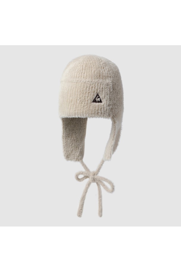 여성스러운 분위기를 더해줄 베이지, 아이보리 컬러의 여성 귀달이 비니입니다. 부드러운 촉감의 나일론과 앙고라 혼방 소재로 제작되어 가을, 겨울철 보온성을 책임집니다. 일상, 출근룩, 데이트룩 등 다양한 TPO에 활용하기 좋은 클래식, 미니멀, 캐주얼 스타일의 필수템입니다. 챙이 없는 일반 모자 깊이에 귀달이 디자인과 헤리티지 로고 포인트가 더해져 심플하면서도 세련된 매력을 선사합니다.
