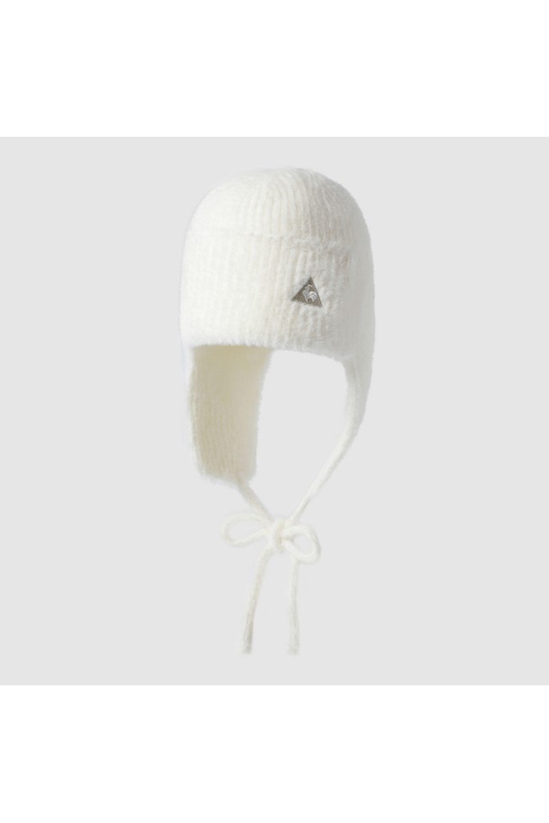 부드러운 촉감과 따뜻함을 선사하는 여성용 아이보리 컬러의 귀달이 비니입니다. 넉넉한 깊이감과 두꺼운 두께로 제작되어, 추운 가을, 겨울철 보온성을 높여줍니다. 귀를 덮는 디자인으로 찬 바람으로부터 얼굴을 보호하며, 캐주얼 및 미니멀 스타일 모두에 잘 어울립니다. 나일론 소재로 제작되어 편안한 착용감을 제공하며, 무지 디자인으로 어떤 옷에도 쉽게 매치할 수 있습니다. 데일리룩에 포인트 아이템으로 활용하여 따뜻하고 스타일리시한 겨울을 연출해보세요.
