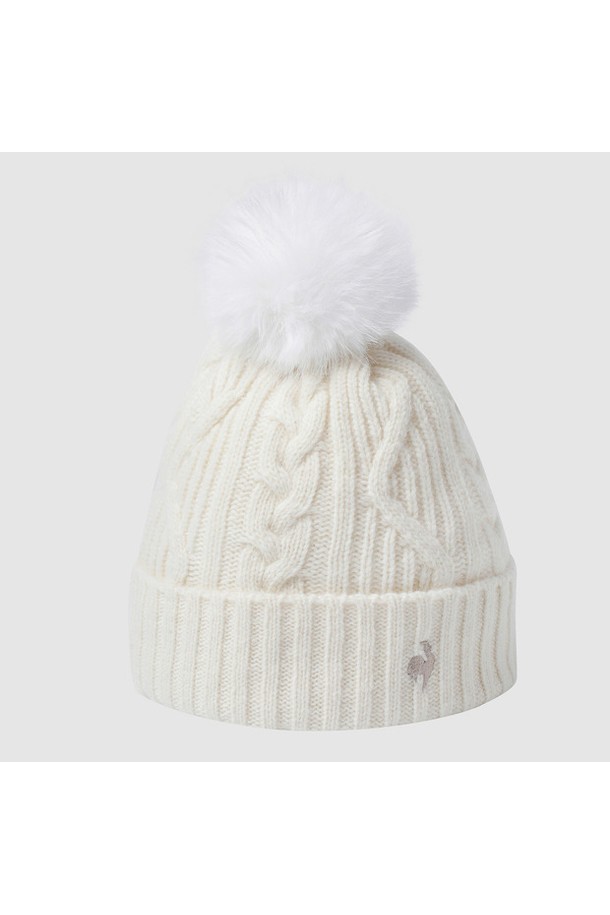 아이보리 컬러의 여성 방울 비니 QQ422WBNN1입니다. 모, 나일론, 아크릴, 레이온, 폴리에스터 혼방 소재로 제작되어 부드러운 촉감과 두꺼운 두께감을 자랑합니다. 깊은 모자 깊이와 니트 패턴, 폼폼 디테일이 돋보이며, 보온 기능을 제공하여 가을, 겨울철 데이트룩, 여행룩, 캐주얼, 클래식, 미니멀 스타일 연출에 적합합니다.