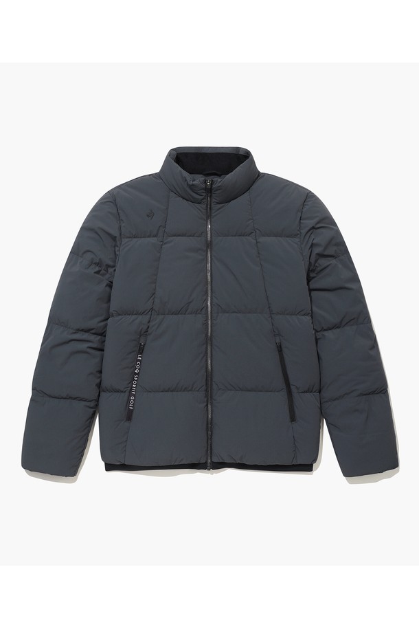 남성용 퀼팅(Quilting) 스트레치 다운 점퍼 STGY GQ421MDJO2 입니다.  겨울철 보온성을 책임지는 두꺼운 두께감의 다운 점퍼로, 골프 및 일상에서 스포티한 스타일을 연출하기 좋습니다.  부드러운 촉감과 신축성으로 편안한 착용감을 제공하며, 레귤러핏 디자인과 집업 여밈 방식으로 활동성을 높였습니다. 퀼팅 패턴과 긴 소매 기장이 특징이며, 나일론, 폴리우레탄, 폴리에스터, 거위솜털, 거위깃털 혼방 소재로 제작되었습니다.
