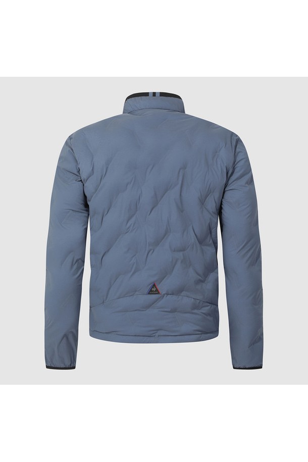 유니 경량 스트레치 3M 패딩 재킷 - 블루 QQ423EPDO4는 겨울철 스포츠 활동과 일상에서 모두 활용 가능한 여성 및 남성용 아우터입니다. 가볍고 신축성 있는 소재로 제작되어 활동성을 높였으며, 3M 패딩 충전재를 사용하여 보온성을 극대화했습니다. 톤다운된 블루 컬러와 미니멀한 디자인은 스포티하면서도 캐주얼한 스타일을 연출합니다. 집업 방식과 긴 소매 기장, 레귤러 핏으로 편안한 착용감을 제공하며, 다양한 출근룩과 캠핑룩에 매치하기 좋습니다. 무지 패턴의 크롭 기장으로 세련된 실루엣을 완성합니다.
