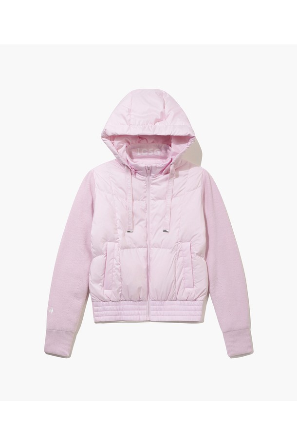 여성 후드 스웨터 경량 다운 점퍼 _LPNK GQ422LKCO1은 가을, 겨울 시즌에 골프 및 일상에서 활용하기 좋은 아우터입니다. LPNK, CREM 두 가지 색상으로 제공되며, 스포티하고 캐주얼한 스타일을 연출합니다. 무지 디자인에 레귤러핏으로 편안하게 착용 가능하며, 집업 방식으로 간편하게 여밀 수 있습니다. 아크릴, 나일론, 모, 폴리에스터, 오리솜털, 오리깃털 혼방 소재로 제작되어 부드러운 촉감과 뛰어난 보온성을 자랑하며, 경량 후드 다운 점퍼로 가볍게 걸치기 좋습니다. 크롭 기장과 긴 소매 디자인이 특징입니다.
