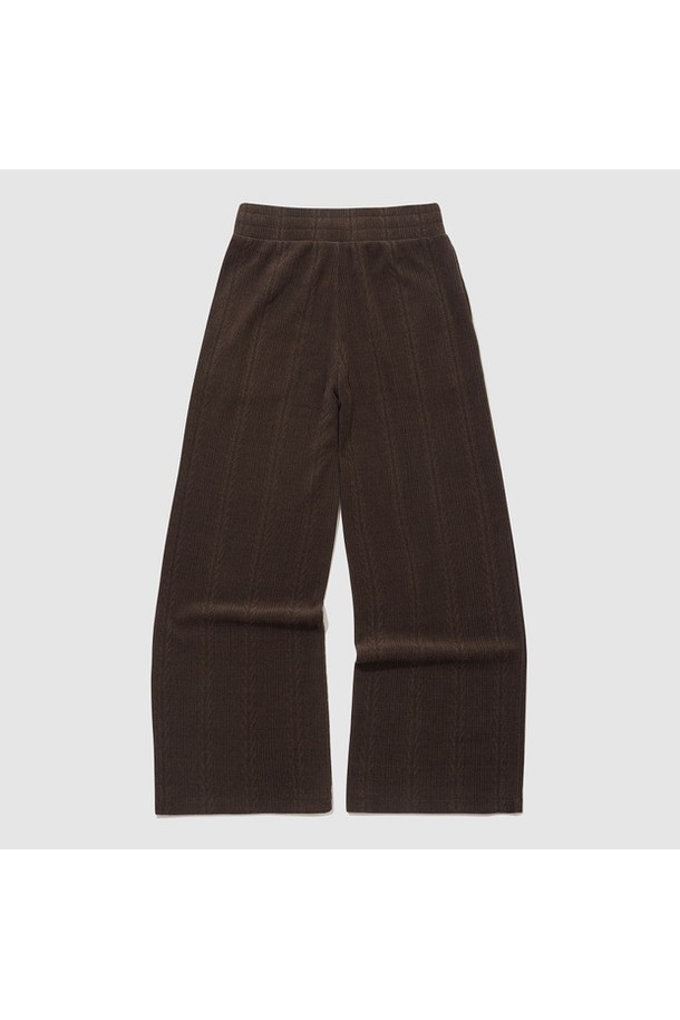 여성 케이블 자가드 와이드핏 팬츠 - 브라운 QQ422OFPN1은 일상, 출근룩, 모임룩에 모두 잘 어울리는 베이직 스타일의 와이드핏 팬츠입니다. 폴리에스터와 폴리우레탄 혼방 소재로 제작되어 사계절 내내 착용 가능하며, 은은한 케이블 자가드 패턴이 특징입니다. 넉넉한 와이드핏과 긴 기장으로 편안하면서도 세련된 분위기를 연출합니다. 클래식, 미니멀, 캐주얼 등 다양한 스타일로 코디할 수 있어 활용도가 높습니다. 브라운 컬러로 어떤 상의에도 매치하기 용이하며, 데일리 팬츠로 제격입니다.

