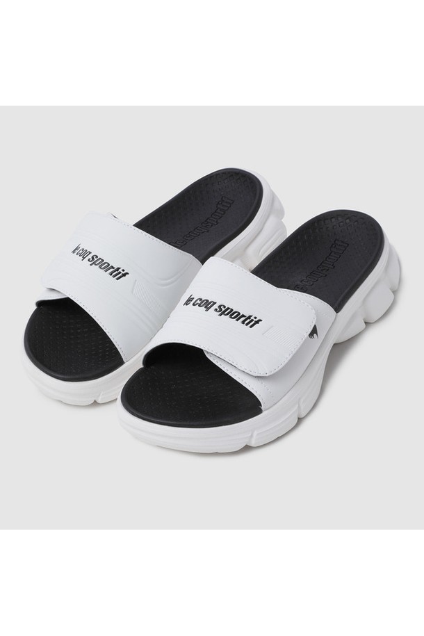 벤쳐 슬라이드 - 화이트 QR123LSD11은 여성용 슬라이드로, 여름철 일상, 휴가 및 여행룩에 적합한 캐주얼하고 트렌디한 스타일을 연출합니다. 오픈토 디자인에 화이트, 베이지, 블랙 세 가지 색상으로 제공되며, 3cm 통굽으로 편안한 착용감을 선사합니다. 합성가죽, 폴리에스터, 파일론 소재를 사용하여 제작되었으며, 무지 패턴의 슬립온 스타일로 간편하게 신을 수 있습니다. 경량 소재와 레귤러핏으로 제작되어 편안함을 더했으며, 안감은 폴리에스터를 사용했습니다. 미니멀한 디자인으로 다양한 스타일에 매치하기 좋습니다.
