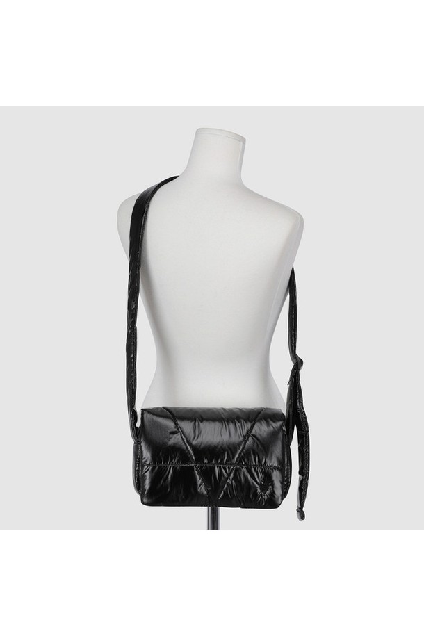 유니 글로시 패딩 크로스백 - 블랙 QQ423ABGO1은 여성의 스타일을 완성해 줄 세련된 크로스백입니다. 부드러운 나일론과 폴리에스터 소재에 글로시한 패딩 디자인이 더해져 고급스러운 분위기를 연출합니다. 가로 25cm, 세로 13cm, 폭 6cm의 미디엄 사이즈로, 데이트룩, 모임룩, 출근룩 등 다양한 TPO에 활용 가능합니다. 미니멀, 시크, 클래식 스타일을 즐겨 입는 분들에게 적합하며, 중량은 195g으로 가볍게 휴대할 수 있습니다. 사각 쉐입에 크로스백 형태로, 실용성과 스타일을 모두 갖춘 아이템입니다.
