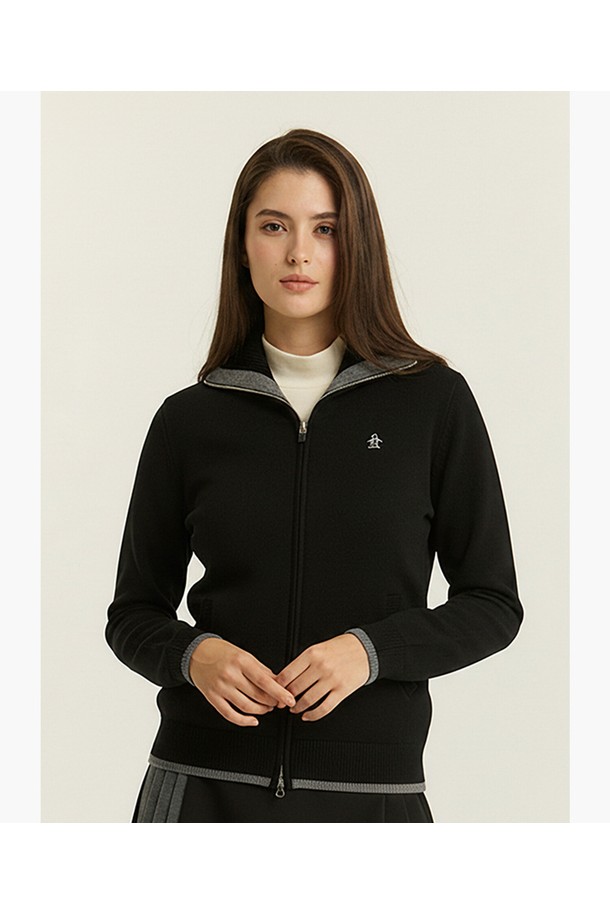 여성 골프 및 스포츠 활동에 적합한 블랙 컬러의 MQ422LSJO2 카라 풀집업 방풍 스웨터입니다. 가을, 겨울 시즌에 어울리는 두꺼운 두께감과 레귤러핏으로 제작되었으며, 모와 폴리에스터 혼방 소재로 보온성을 높였습니다. 스포티한 스타일의 무지 디자인에 긴 소매와 풀집업, 카라 디테일이 더해져 활동적인 느낌을 줍니다. 안감이 있어 더욱 따뜻하며, 방풍 기능으로 추운 날씨에도 쾌적하게 착용할 수 있습니다.
