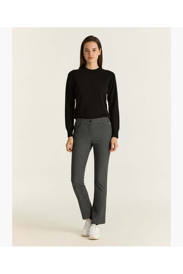 여성 하운드체크 백기모 TR 팬츠 MQ422LPTO4는 가을, 겨울 시즌에 골프 및 일상에서 착용하기 좋은 여성용 긴바지입니다. 클래식하고 미니멀한 스타일의 하운드체크 패턴 디자인으로, 레귤러핏으로 제작되었습니다. 부드러운 촉감의 폴리에스터, 레이온, 아크릴, 폴리우레탄 혼방 소재에 백기모 안감을 더해 보온성을 높였습니다. 두꺼운 두께감으로 겨울철에도 따뜻하게 착용할 수 있으며, 밴딩 디테일은 없습니다. 골프룩으로 활용하기 좋은 아이템입니다.
