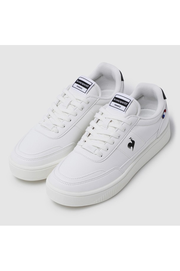 리치알트 V3 - 화이트 QR123LCU12는 여성용으로 디자인된 캐주얼 스니커즈입니다. 화이트와 그레이 컬러 조합으로, 봄, 여름, 가을 계절에 산뜻하게 착용하기 좋습니다. 라운드 앞코에 2.5cm 플랫 굽과 레이스업 잠금장치로 편안한 착용감을 제공하며, 가볍고 활동적인 일상 및 산책룩에 적합합니다. 합성가죽, 폴리에스터, 합성고무를 사용하여 내구성과 통기성을 높였으며, 미니멀하고 스포티한 스타일을 연출합니다.